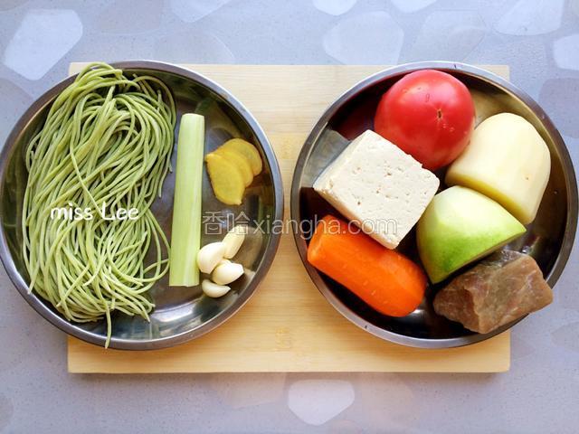 准备食材，土豆、胡萝卜、白萝卜洗净去皮；