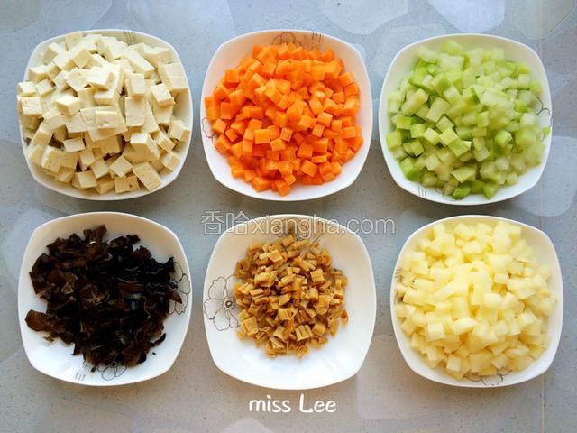 豆腐、胡萝卜、白萝卜、土豆、黄花菜、黑木耳依次切作大小统一的蔬菜丁；