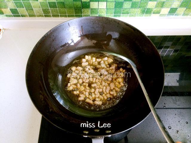 锅中坐油，油温八成热左右放入肉丁小火煸炒；
