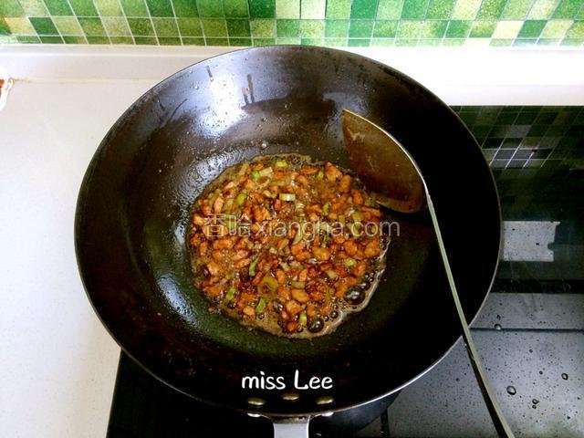 葱姜蒜炒出香味时调入老抽、八角粉、花椒粉和少量盐翻炒入味；