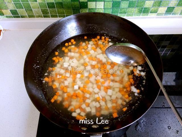 接着下入土豆和胡萝卜，同豆腐一样，滚开后继续煮沸5分钟；