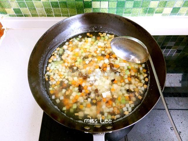 最后一同下入白萝卜和黄花菜以及黑木耳，滚沸5分钟；