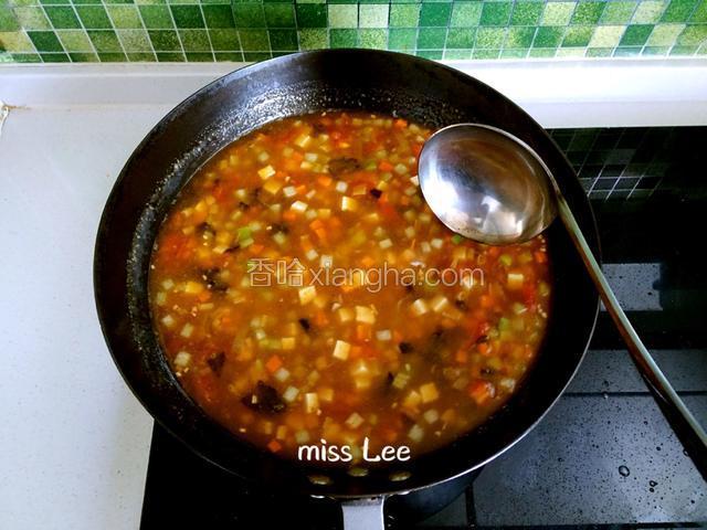 待所有蔬菜滚熟时，加入做好的肉臊子，小火搅匀煮开，尝试一下汤的浓淡，调入适量的食盐和少量的香醋调味；