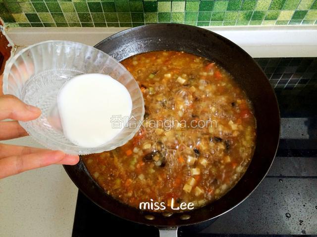 调味完成后，将水淀粉缓缓倒入，边倒边快速搅动，防止淀粉预热凝结成块，此时的的臊子汤应该是清稠适宜的；