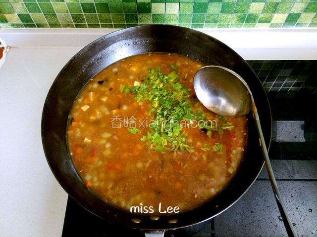 关火前撒上香菜碎搅匀，臊子汤便做好了；