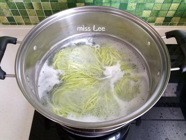 另起锅添水，水开后下入菠菜面煮熟；