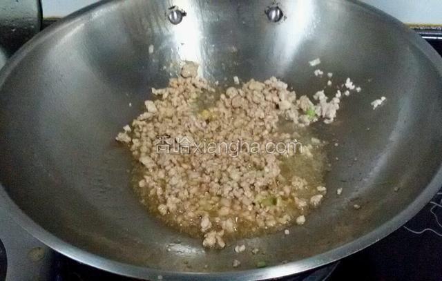 把肉末放进去，放料酒和生抽煸炒。