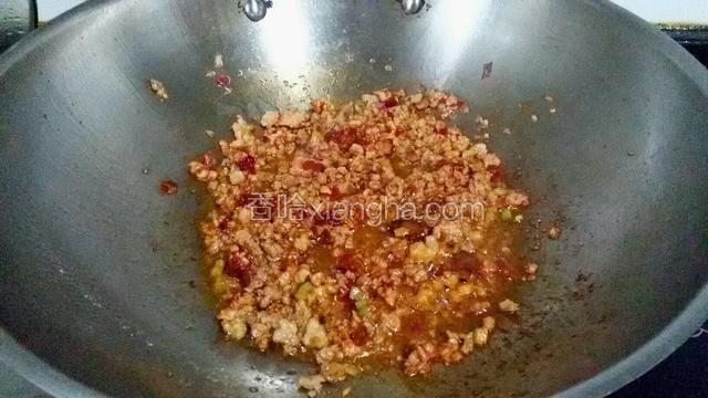 肉末煸出香味儿以后放郫县豆瓣酱。