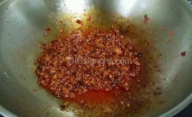 把郫县豆瓣酱炒出红油关火，然后放入鸡精。