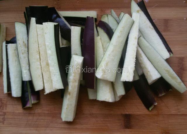 把茄子洗干净切成长条。