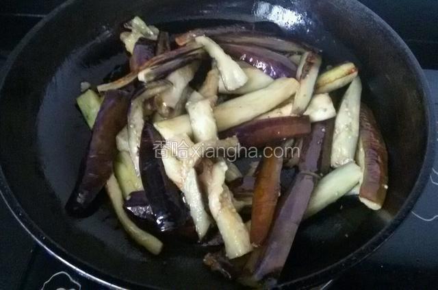 把茄子煸软。
