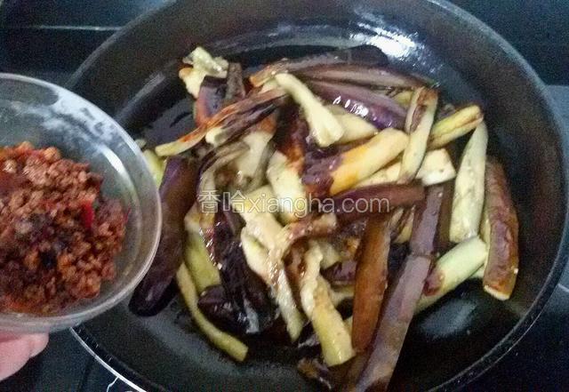 然后把炒好的肉馅放进去。