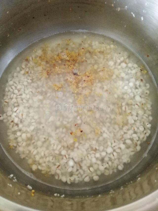 加入桂花和冰糖，关火，加盖焖三分钟。