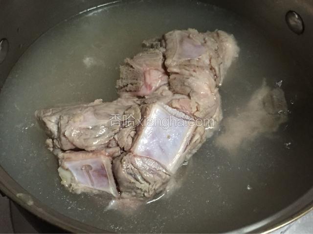 锅里烧开水，放入排骨，煮去血水，捞出洗干净浮沫