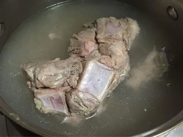 准备好排骨，洗干净，放开水里煮去血水，再次用凉水洗干净浮沫