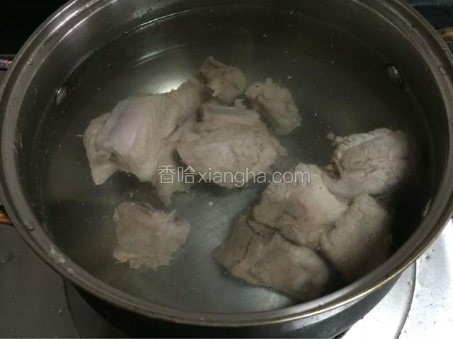 锅里烧一锅水，放入焯水的排骨，大火煮开，小火慢炖30分钟（时间匆忙就大火熬汤）