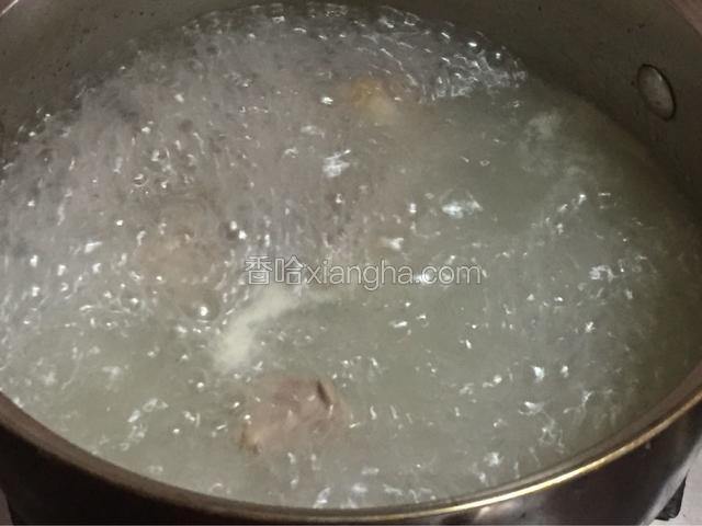 汤汁变白了，加入少许盐