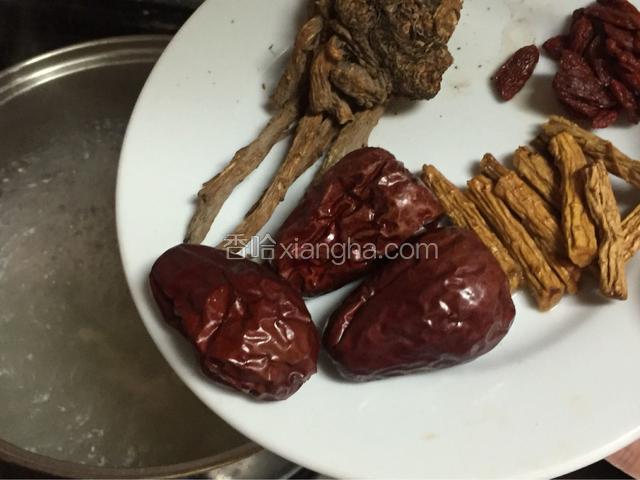 倒入药材，小火熬半小时，装入碗中食用
