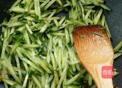 瘦肉丝炒黄瓜的做法图解2