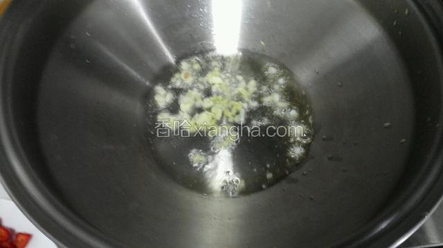 热锅放油，加入姜、蒜扁炒出香味
