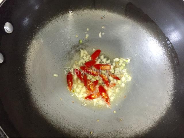 热锅冷油，放蒜末、辣椒煸炒。