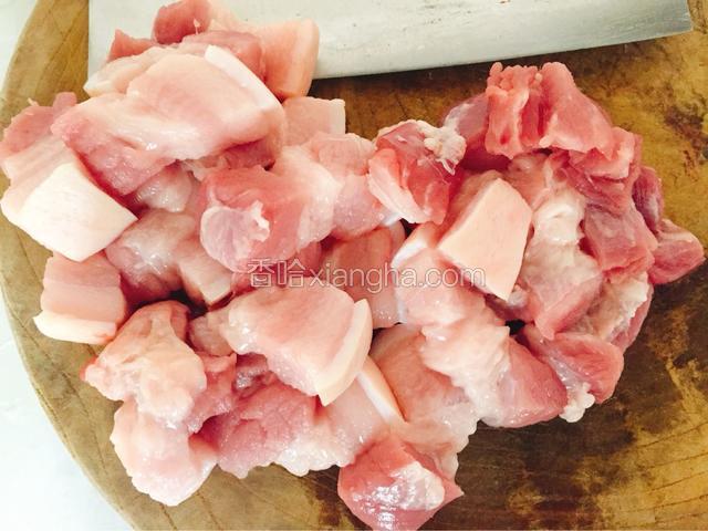 将五花肉切成块。