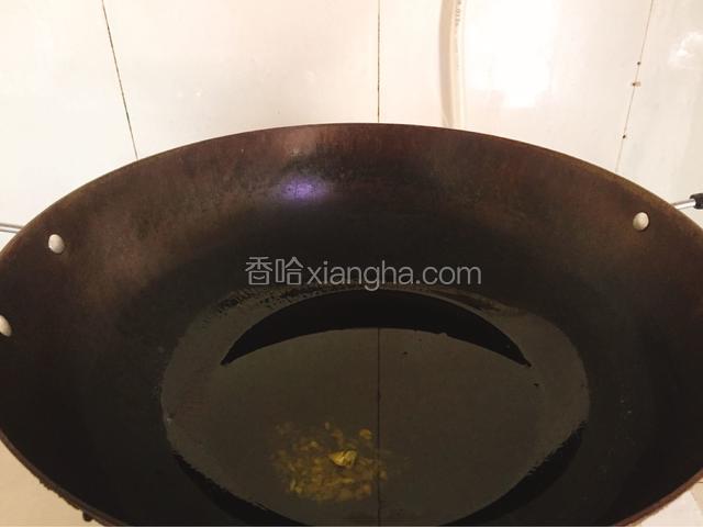 锅内倒适量食用油，待油烧至七成热时，放冰糖，小火炒糖色。