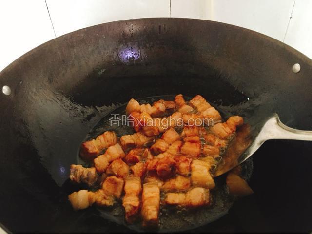 冰糖炒化，（两边开始散泡时）倒入沥干的五花肉，将肉裹上糖色。