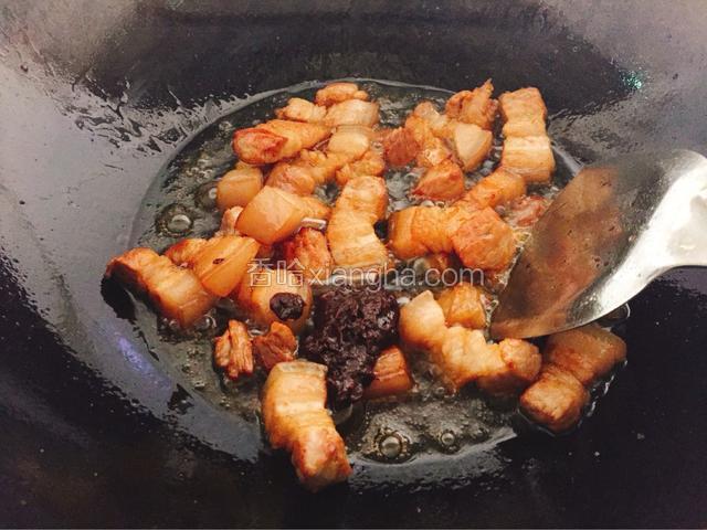 再放少许豆瓣酱炒均匀。