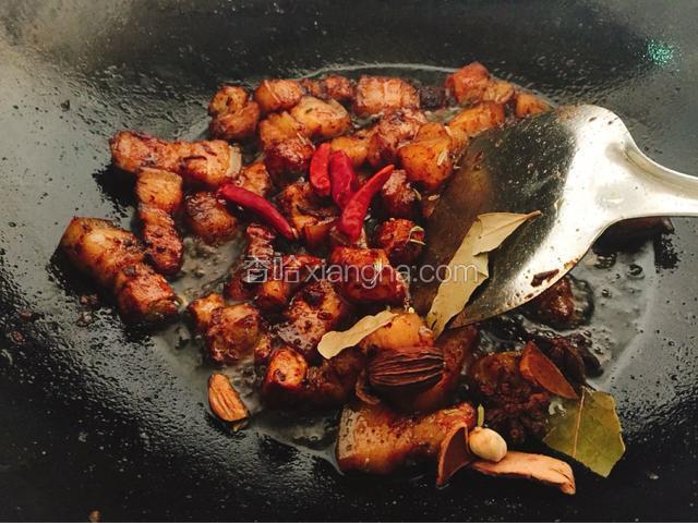 放香料炒香。（我又加了三个朝天椒）