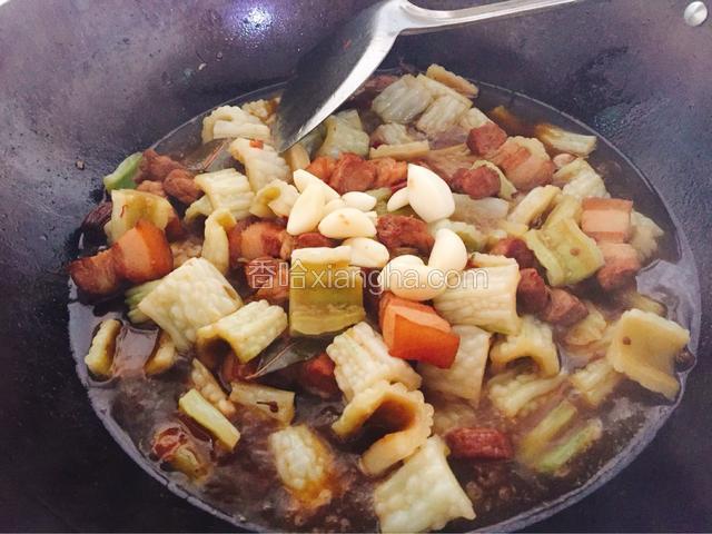 十五分钟以后，倒入蒜瓣再烧五分钟。