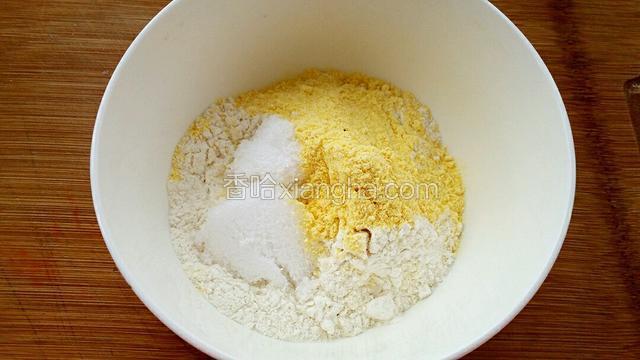 把玉米面、面粉和糖混合到一个容器中。