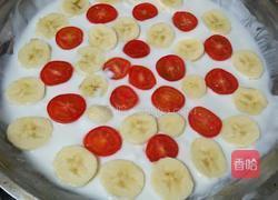 圣女果香蕉炒酸奶的做法图解3