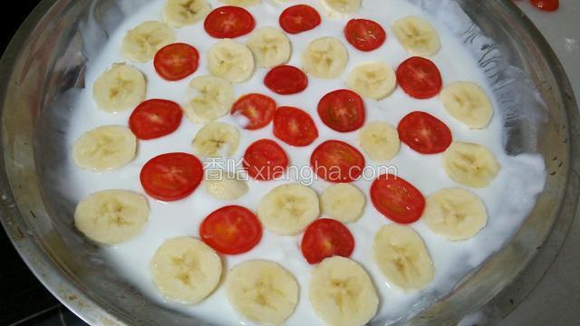 酸奶放在平盘，摇晃均匀，使酸奶平铺在平盘，把圣女果和香蕉均匀摆盘