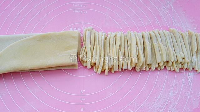 用刀切成均匀的条状。
