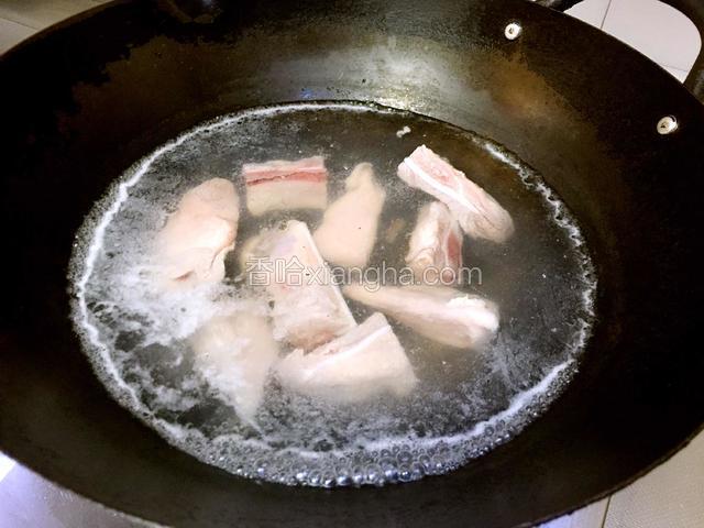 排骨洗净血水后焯水。
