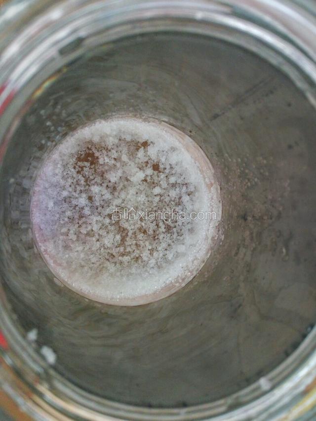 干净的密封罐底部撒一层白糖