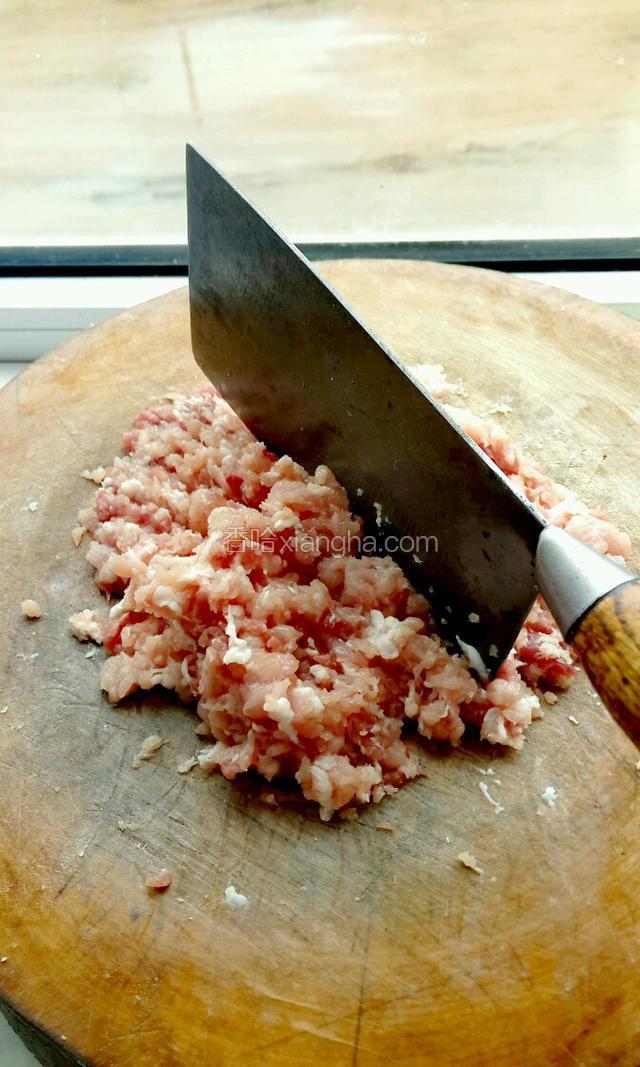 把猪肉切成条剁成末