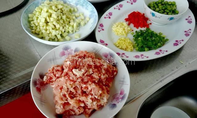 蒜苗，红椒洗净切末，葱姜切末，切好的肉末