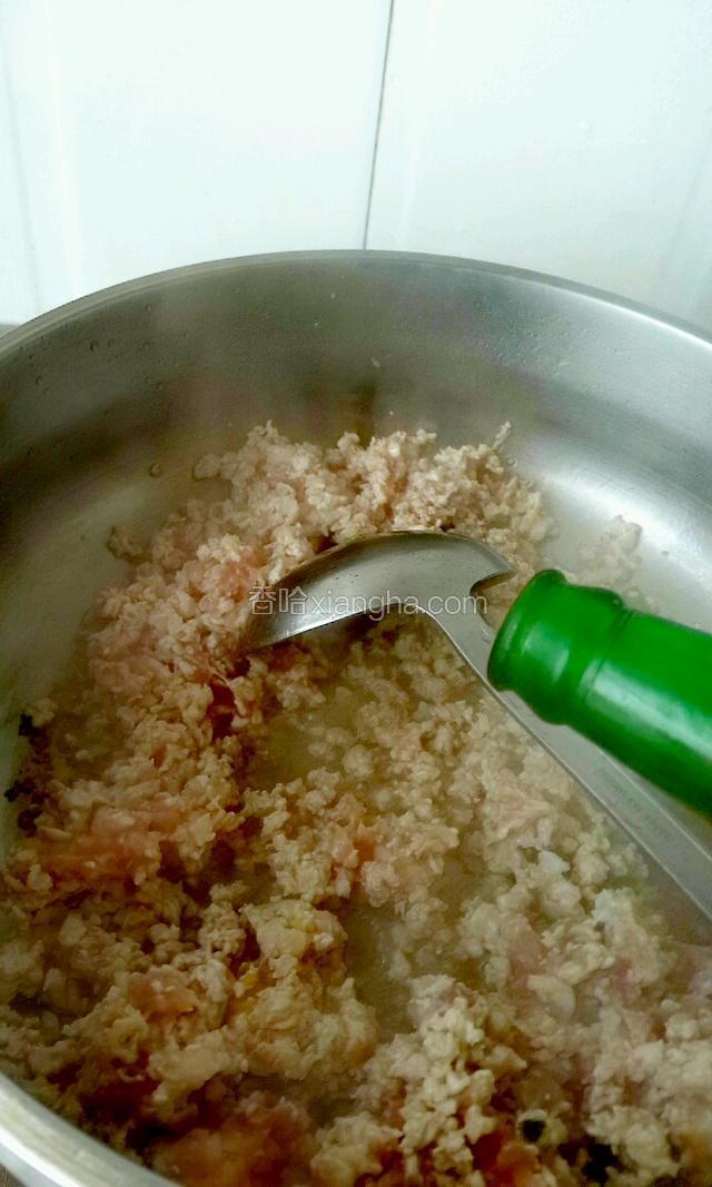 炒散后的肉末放入青豆，盐，料酒，酱油，白糖，蒜苗，红椒，鸡精等