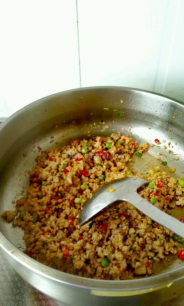 炒好的肉末，加点鸡精出锅