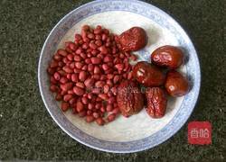 花生大枣猪蹄汤的做法图解2