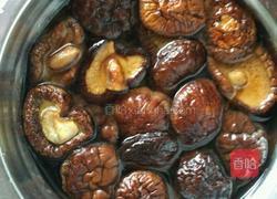 香菇炖鸡的做法图解1