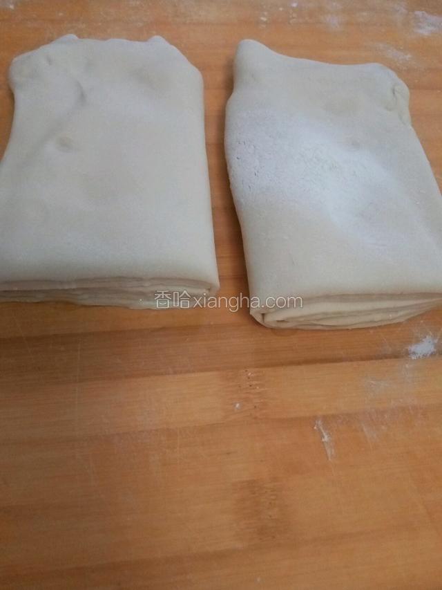 把面片俩边向里对折，最后到中间再折一下，切成长段，