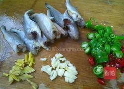 香辣小黄鱼的做法图解1