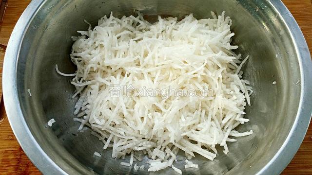 把萝卜丝去皮擦成细丝。