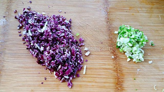 紫甘蓝和小葱切成碎末。