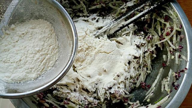 一边筛入面粉一边用筷子搅拌。