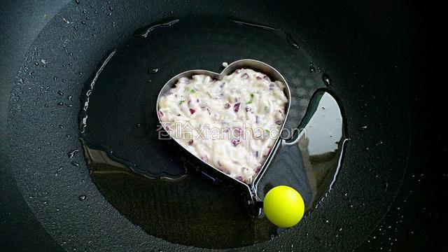 锅中放适量油烧热，舀适量面糊倒入煎蛋器中。