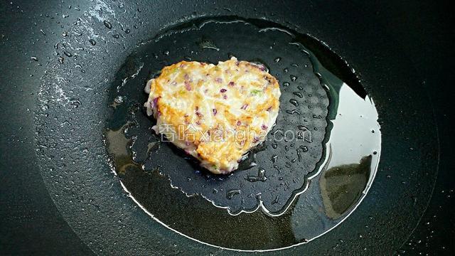 用小火煎成两面金黄色即可。